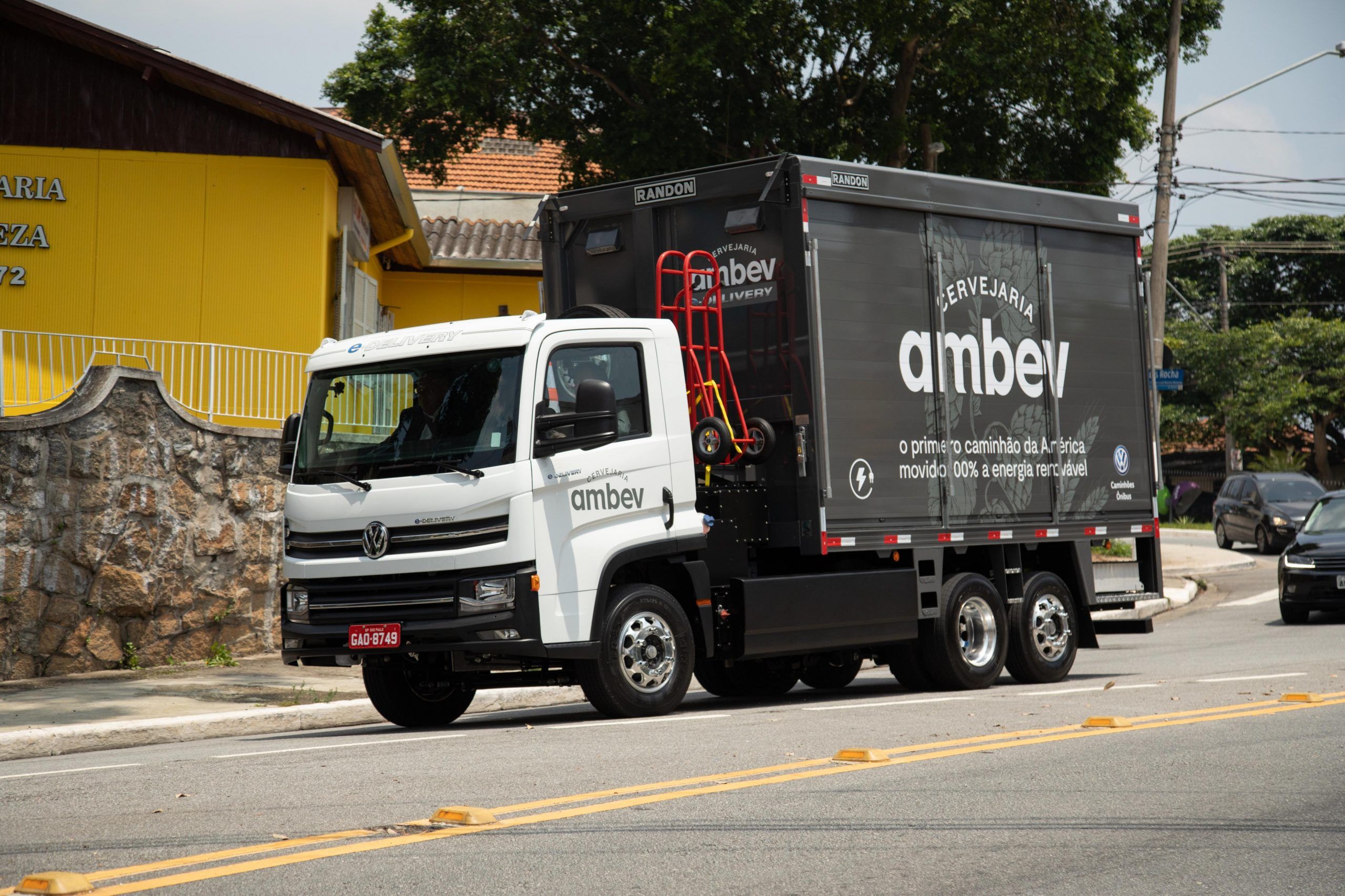 100 CAMIONES ELÉCTRICOS EN 2021 AMBEV Y VW CAMINHÕES SE ASOCIAN PARA